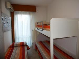 Habitación pequeña con 2 literas y ventana en AffittaSardegna-TRILO GEMELLI 2 en Alguer