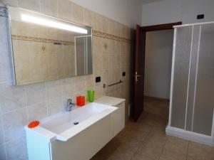 A bathroom at AffittaSardegna-TRILO GEMELLI 2