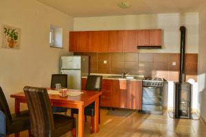 Una cocina con una mesa de madera y un comedor. en Apartment Petra, en Senj