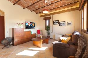 a living room with a couch and a table at Apartamento El Pepito in Granollers