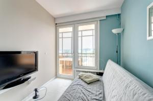 En TV eller et underholdningssystem på Dom & House - Level Eleven Apartment with Sea View