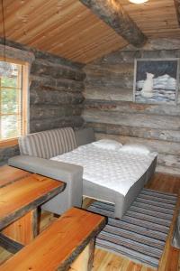 A bed or beds in a room at Lakeshore Cottage