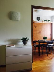 ヴァルトゥルナンシュにあるAppartamento Cretazのキッチン、ダイニングルーム(テーブル、椅子付)