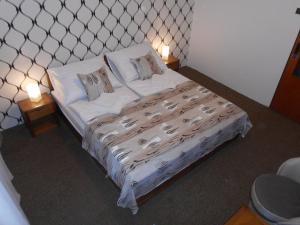 Postel nebo postele na pokoji v ubytování Hotel Bitov + 8 fotografií