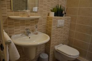 Ein Badezimmer in der Unterkunft Apartments Mango II