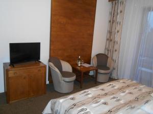 Uma televisão e/ou sistema de entretenimento em Hotel Bitov