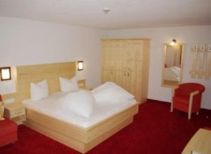 Posteľ alebo postele v izbe v ubytovaní Alpenhof Pension-Garni