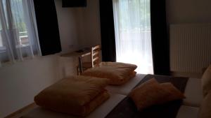 A bed or beds in a room at Gästehaus Braunegger