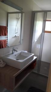 A bathroom at Gästehaus Braunegger