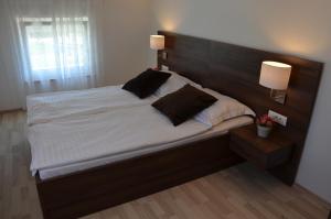 Ein Bett oder Betten in einem Zimmer der Unterkunft Apartments Mango II