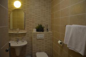Ein Badezimmer in der Unterkunft Apartments Mango II
