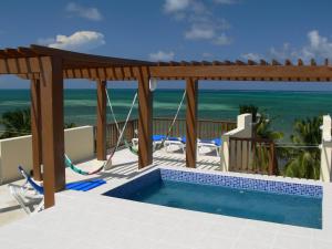 Bazén v ubytování Caye Reef Condos nebo v jeho okolí