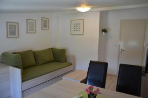 Ein Sitzbereich in der Unterkunft Apartments Mango II