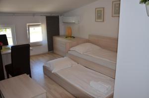 Ein Bett oder Betten in einem Zimmer der Unterkunft Apartments Mango II