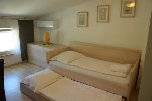 Ein Bett oder Betten in einem Zimmer der Unterkunft Apartments Mango II