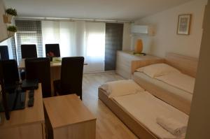 Ein Bett oder Betten in einem Zimmer der Unterkunft Apartments Mango II