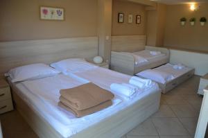Ein Bett oder Betten in einem Zimmer der Unterkunft Apartments Mango II