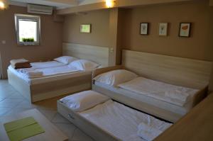 Ein Bett oder Betten in einem Zimmer der Unterkunft Apartments Mango II