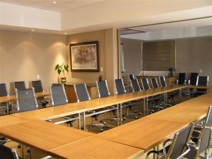 una sala de conferencias con una mesa larga y sillas en Brooklyn Lodge, en Pretoria