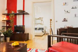 een woonkamer met rode en witte muren bij Rudjer Apartment, City Center, 2BR, Spacious in Zagreb