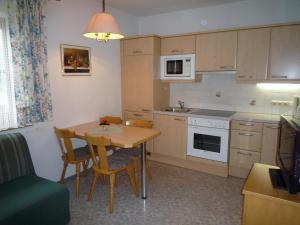 kuchnia z drewnianym stołem, stołem i krzesłami w obiekcie Appartement Bergkristall w mieście Sankt Johann im Pongau +22 zdjęcia