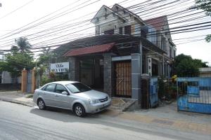 un coche plateado estacionado frente a un pequeño edificio en Sea View Villa en Long Hai
