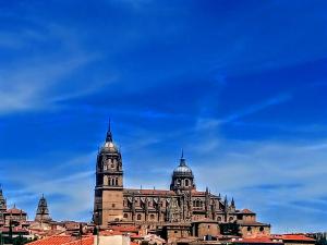 Un gran edificio con cúpulas en la parte superior. en Hotel Ele Puente Romano de Salamanca, en Salamanca 68 fotos más