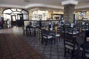 A restaurant or other place to eat at Hotel Restaurante Dama de Baza