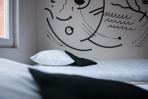 Voodi või voodid majutusasutuse KaBa Hostel toas