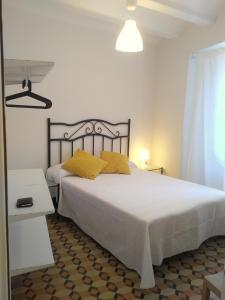 バレンシアにあるSan Jaime Silenceのベッドルーム(白いベッド、黄色い枕付)
