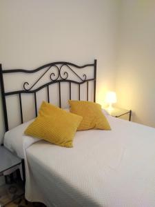 バレンシアにあるSan Jaime Silenceのベッドルーム1室(黄色い枕2つ付きのベッド1台付)