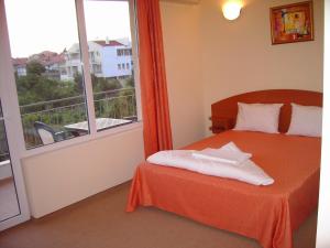 Postel nebo postele na pokoji v ubytování Family Hotel Deja Vu + 37 fotografií