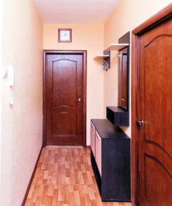 モスクワにあるApartment on Profsoyuznaya 97の茶色のドアと木製の床の廊下