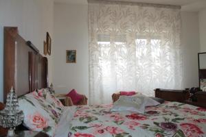 Sannicandro di BariにあるLe Chioccioleのベッドルーム1室(ベッド1台付)、窓(カーテン付)