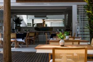 Um restaurante ou outro lugar para comer em Hotel Maui Maresias