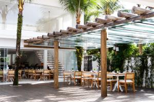 Um restaurante ou outro lugar para comer em Hotel Maui Maresias