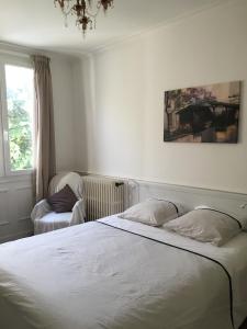 - une chambre avec un lit et une fenêtre dans l'établissement Joffre, à Fontainebleau