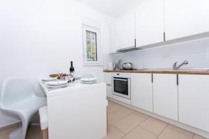 Kuchyňa alebo kuchynka v ubytovaní Villa Anastasia