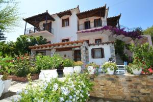a house with flowers in front of it at Korinas House in Agnontas