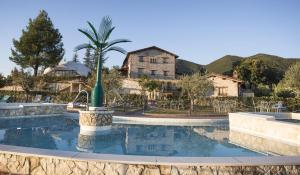 Bazén v ubytování La Castellaia Resort nebo v jeho okolí