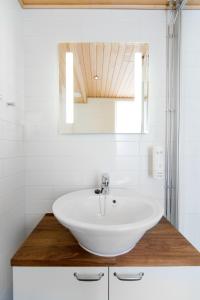 Un baño con un lavabo blanco y un espejo. en Holiday Club Ruka Village, en Ruka 33 fotos más
