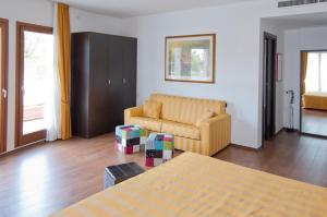ein Wohnzimmer mit einem Bett und einem Sofa in der Unterkunft Hotel Leon Bianco in Adria