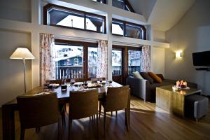 comedor con mesa con sillas y sofá en Holiday Club Ruka Village, en Ruka