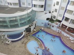 een uitzicht over een zwembad in een hotel bij Flat Águas da Serra - com acesso ao rio in Rio Quente