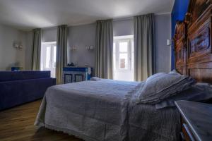 A bed or beds in a room at L'Orizzonte Relais Sirolo