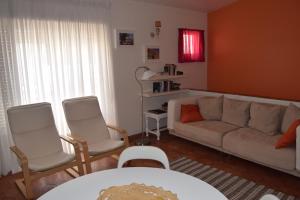 sala de estar con sofá y 2 sillas en Casa da Praia | Luz Beach, en Luz