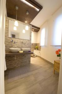 uma casa de banho com 2 lavatórios e um espelho em NicaDomus B&B em Licata
