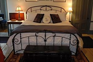 เตียงในห้องที่ Acadia Bay Inn