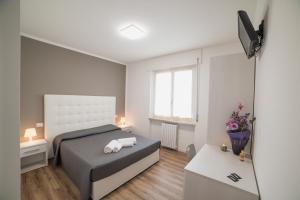 - une petite chambre avec un lit et un miroir dans l'établissement Albergo Al Sole, à Castelnuovo del Garda
