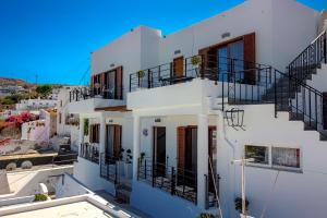 Biały dom ze schodami i balkonami w obiekcie Lindos Beauty w Líndos